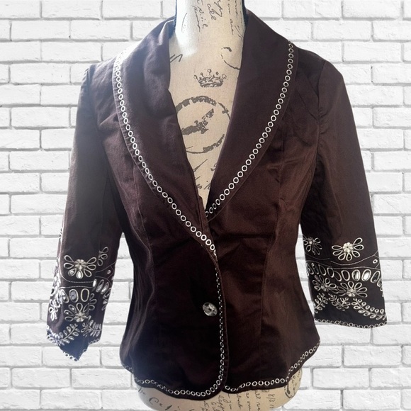 Elegant Brown Blazer with Embroidered Details - Picture 1 of 6